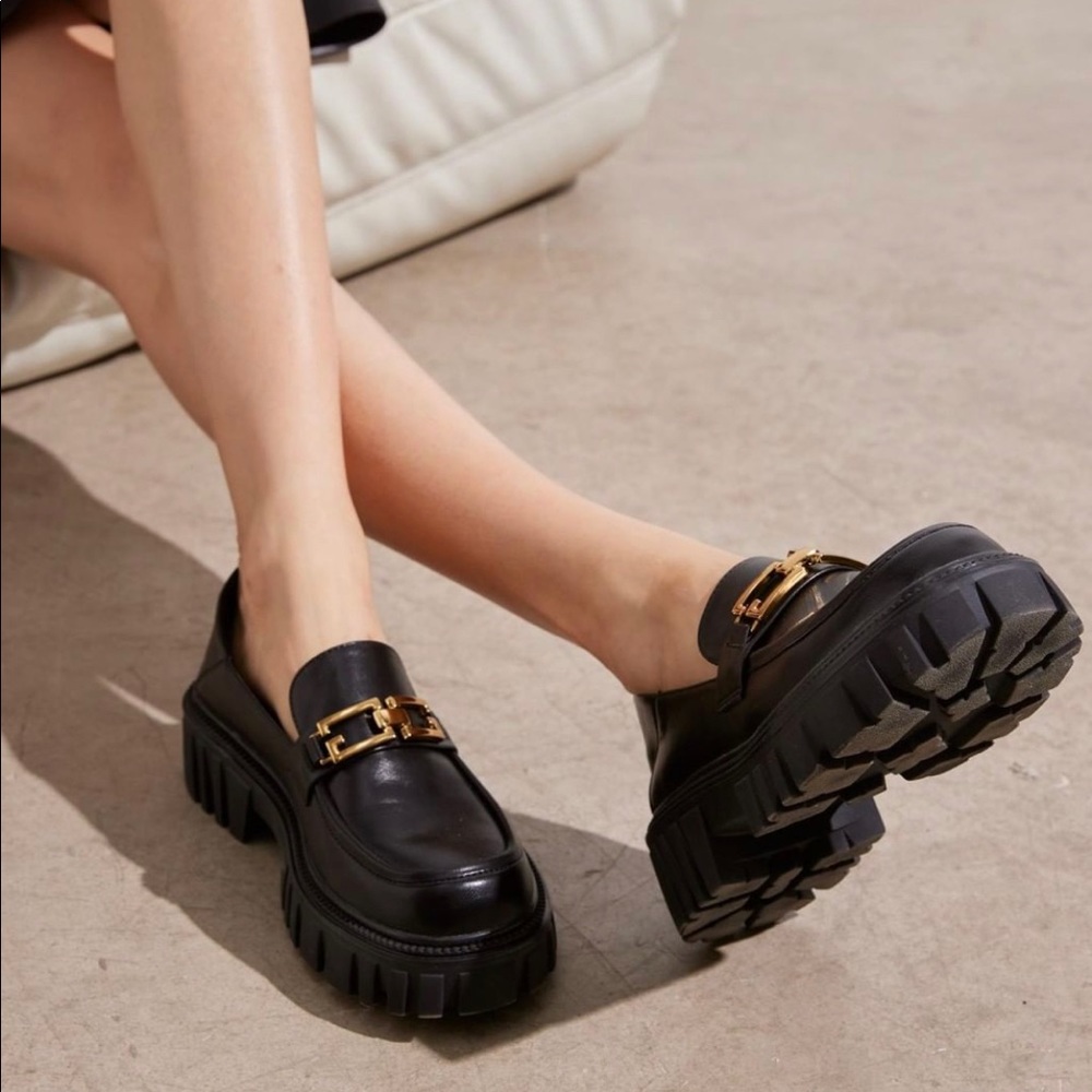 LEATHER LOAFER WITH CHAIN